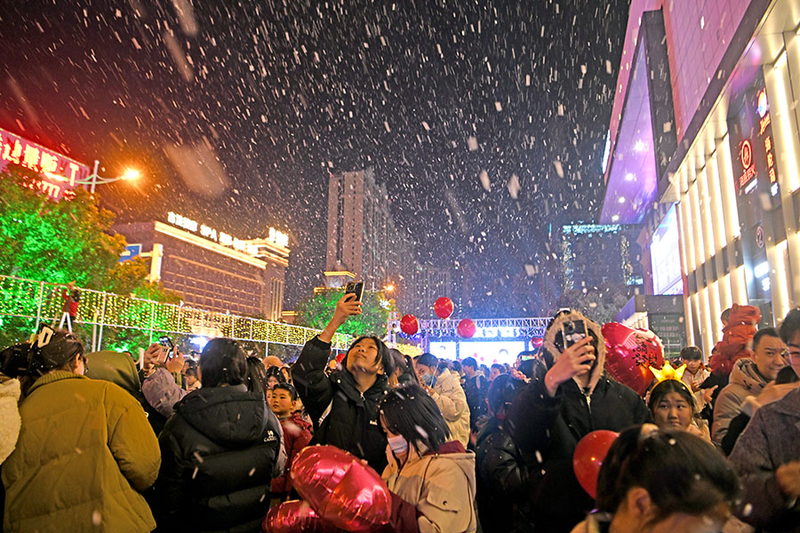 2024年12月31日晚，安徽淮南市田家庵区新世界广场，市民喜迎2025新年，享受人造雪带来的浪漫。