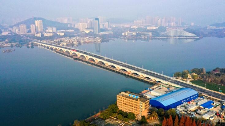 磁湖明月桥实景图。