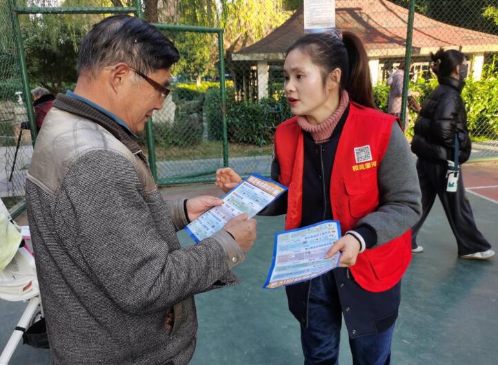 网格员发放反电诈宣传单页。长丰县双墩镇供图