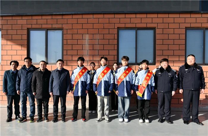 警方为四名少年颁奖。宿州市公安局埇桥区分局供图