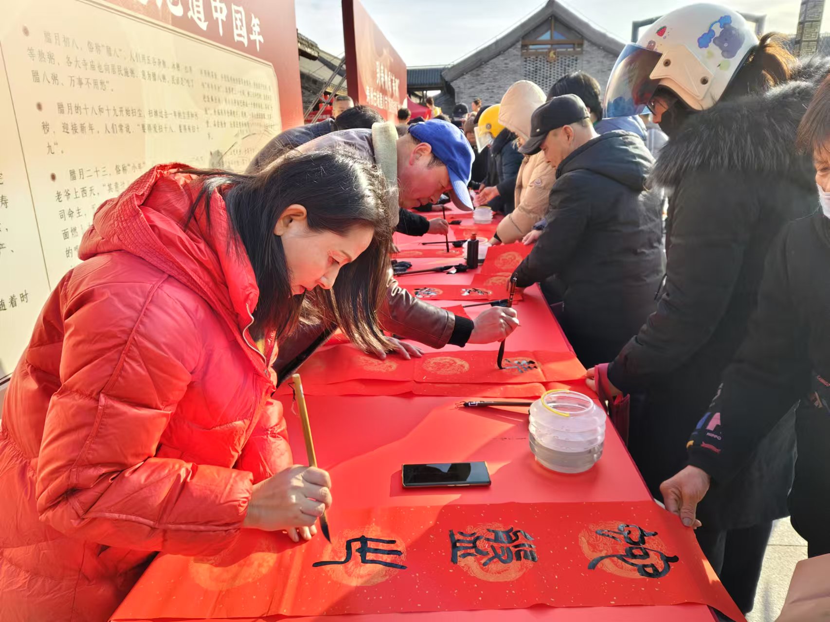 书法家现场挥毫送祝福。王友唐摄