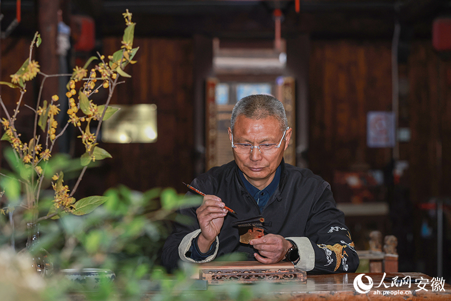 皖南皮影戏第九代传承人何泽华。人民网记者 张俊摄