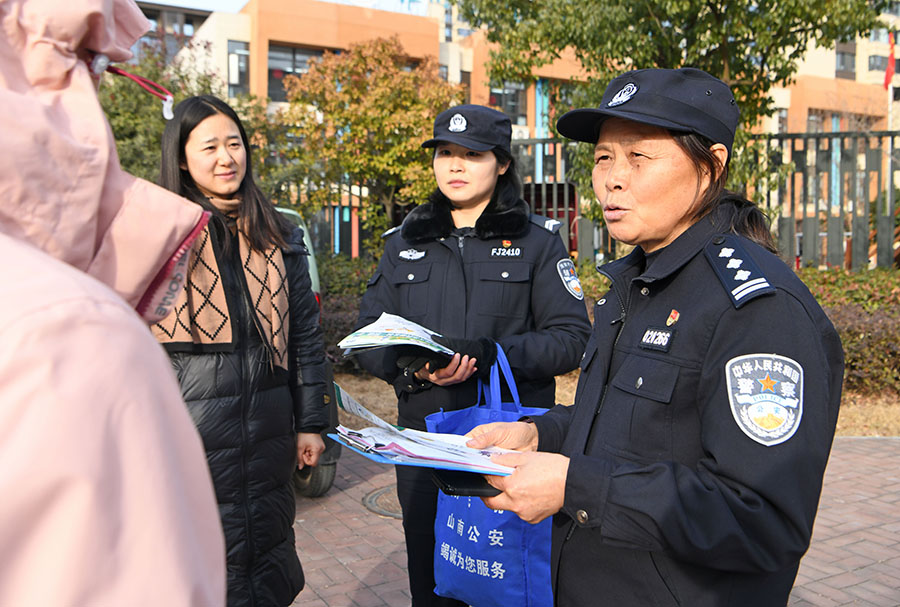 2025年1月9日，安徽省淮南市公安局山南新区分局淮河路派出所民警郜宗平（右一）向群众开展反电诈宣传。