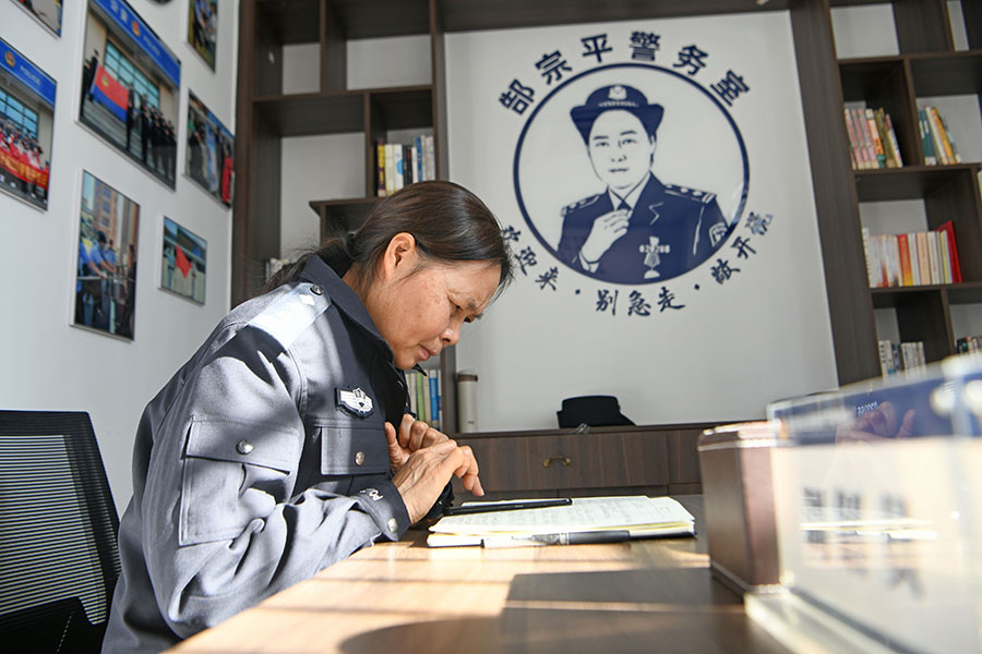 2025年1月9日,安徽省淮南市公安局山南新区分局淮河路派出所郜宗平警务室,民警郜宗平利用午休时间整理走访笔记,处理微信群里居民反映的问题。