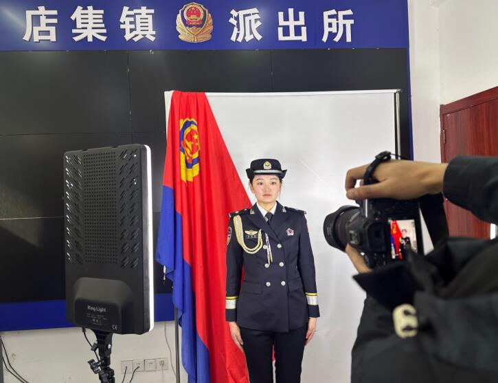 我与警旗合个影。