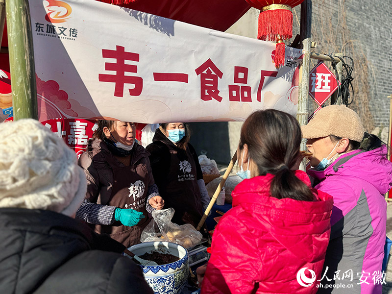 游客駐足購買年貨。 人民網 呂歡歡攝