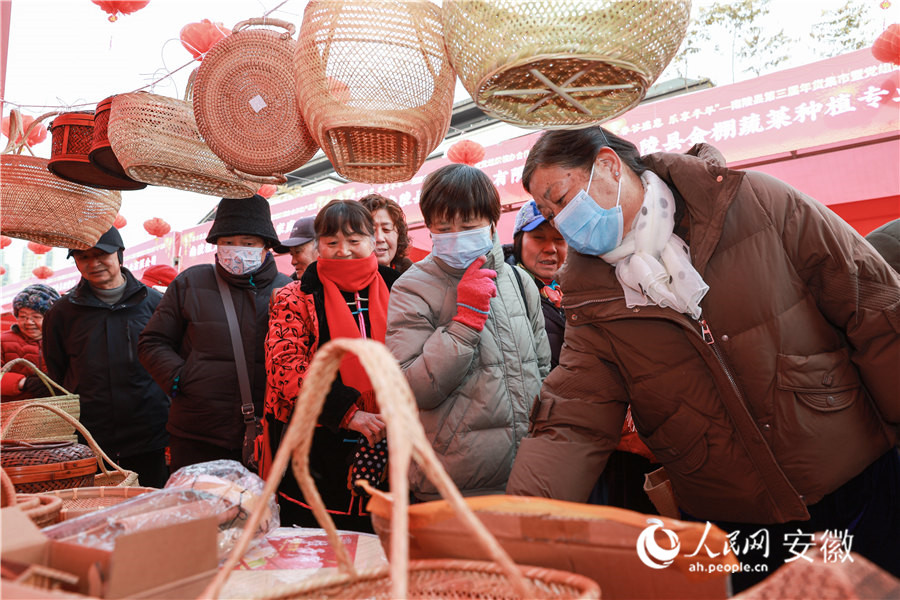 南陵年货集市，居民挑选竹编制品。人民网记者 张俊摄