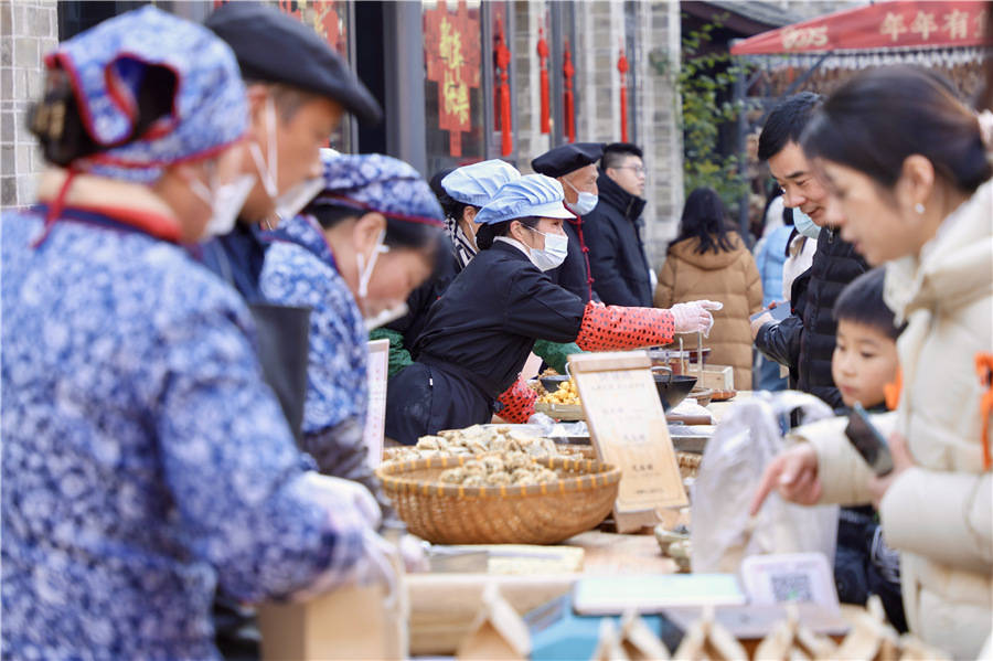 市民游客逛市集。人民網記者 陶濤攝