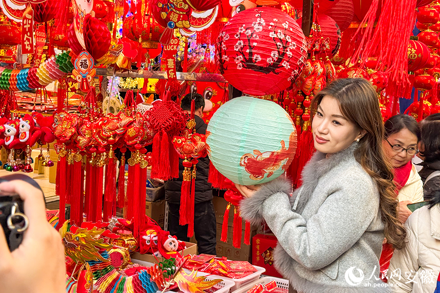 碰到心仪的物品，也不忘拍照留念。人民网记者 李希蒙摄