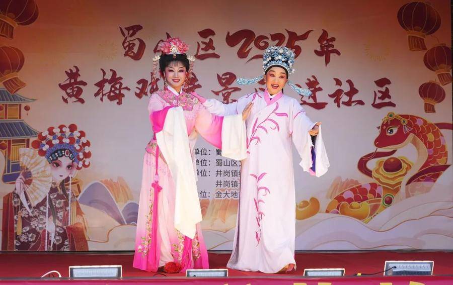 演员们以优美的唱腔,精彩的演出,送上一道道戏曲“大餐”。