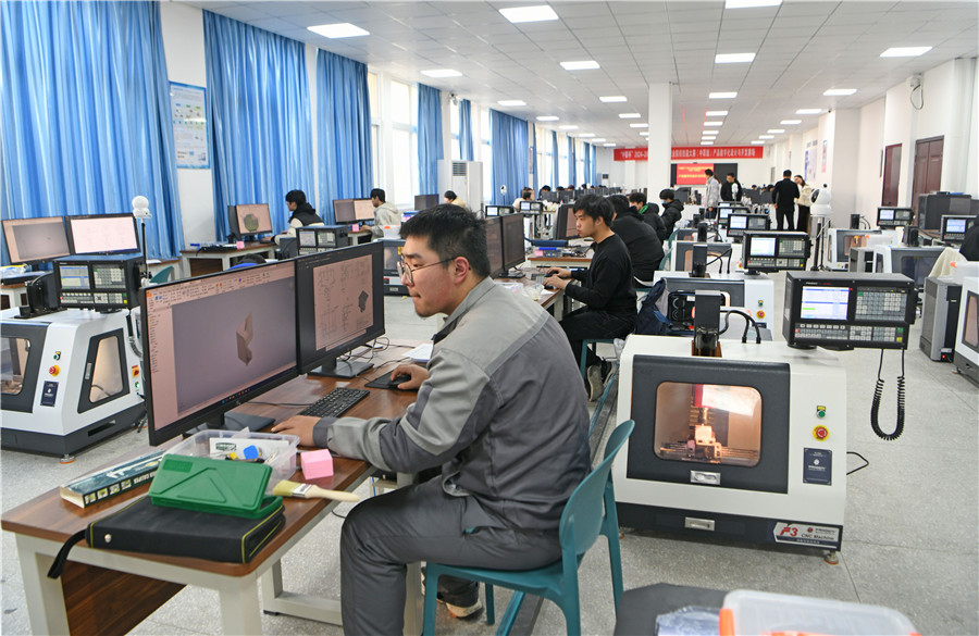 参加选手在2024—2025年度安徽省职业院校技能大赛（中职组）“产品数字化设计与开发”赛项中比拼技能。