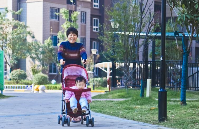 居民在小區內散步。