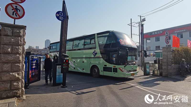 長途客運汽車發車。人民網 胡雨鬆攝.jpg