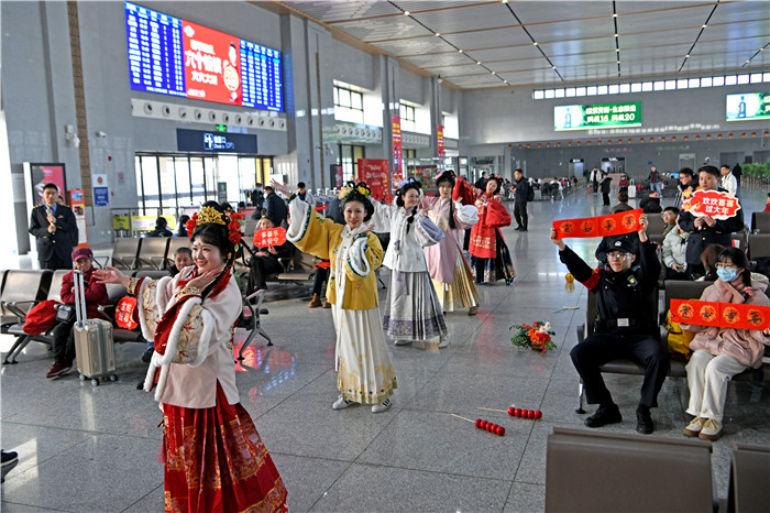 安徽省淮南南站候车室,铁路职工表演快闪舞蹈,为旅客送上新春祝福。