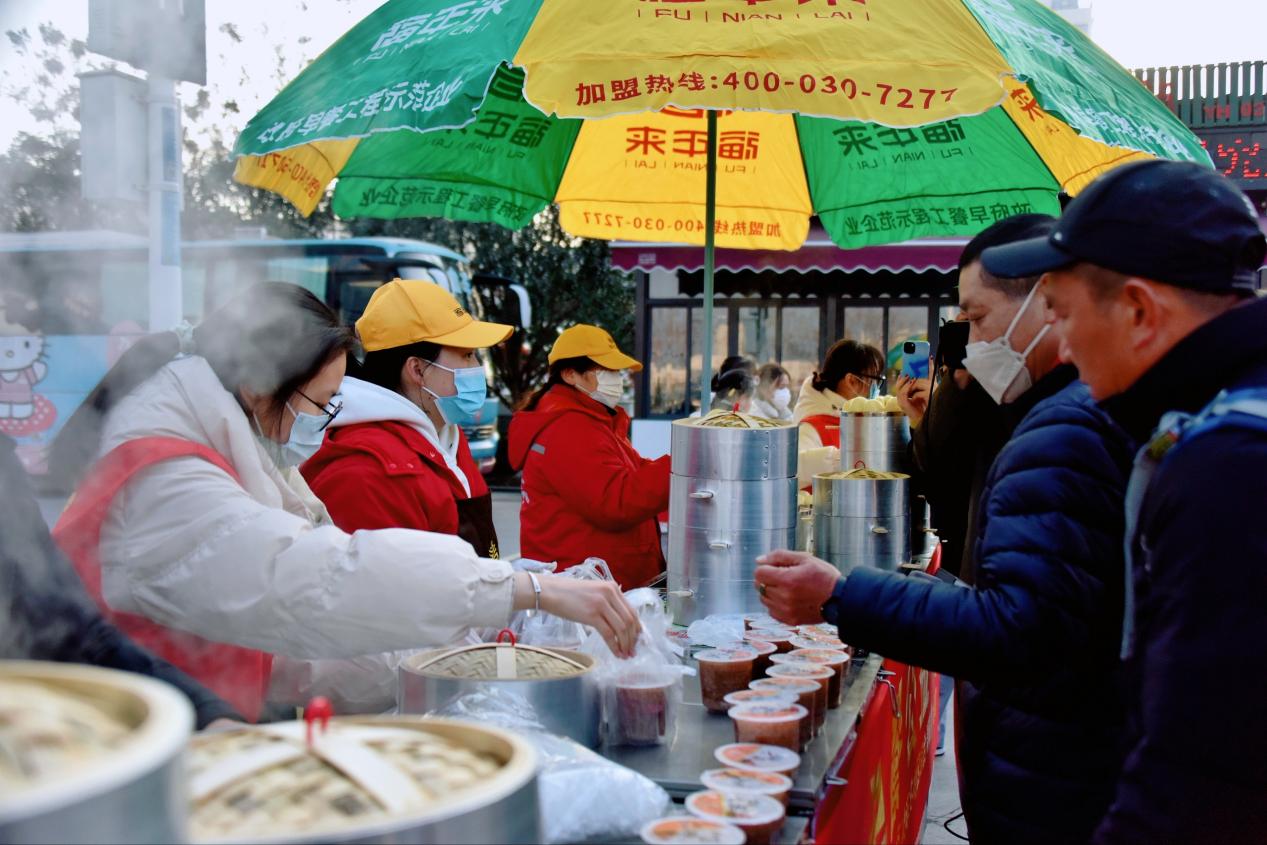 爱心企业的爱心早餐受到欢迎。