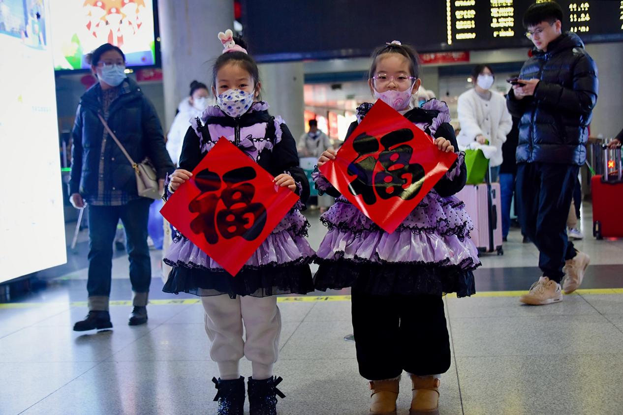 小姐妹带着合肥祝福踏上回家路。