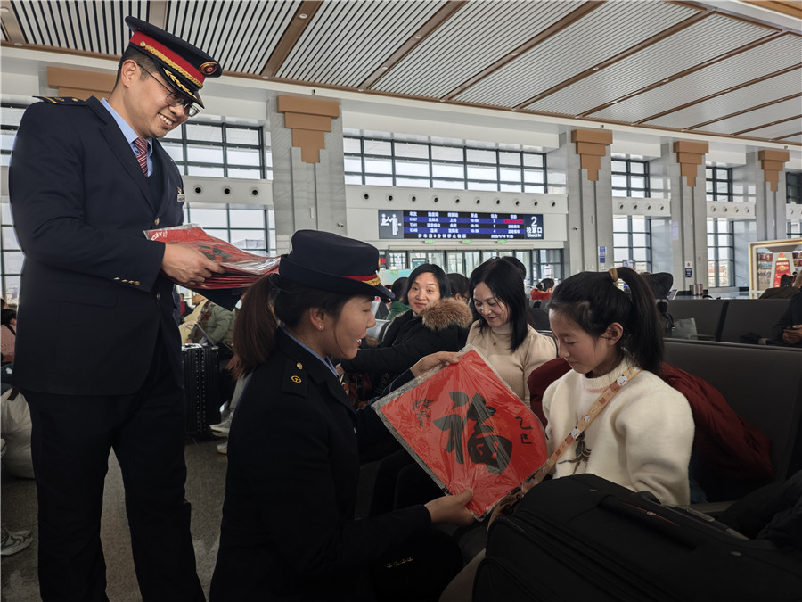 为旅客送春联送祝福。