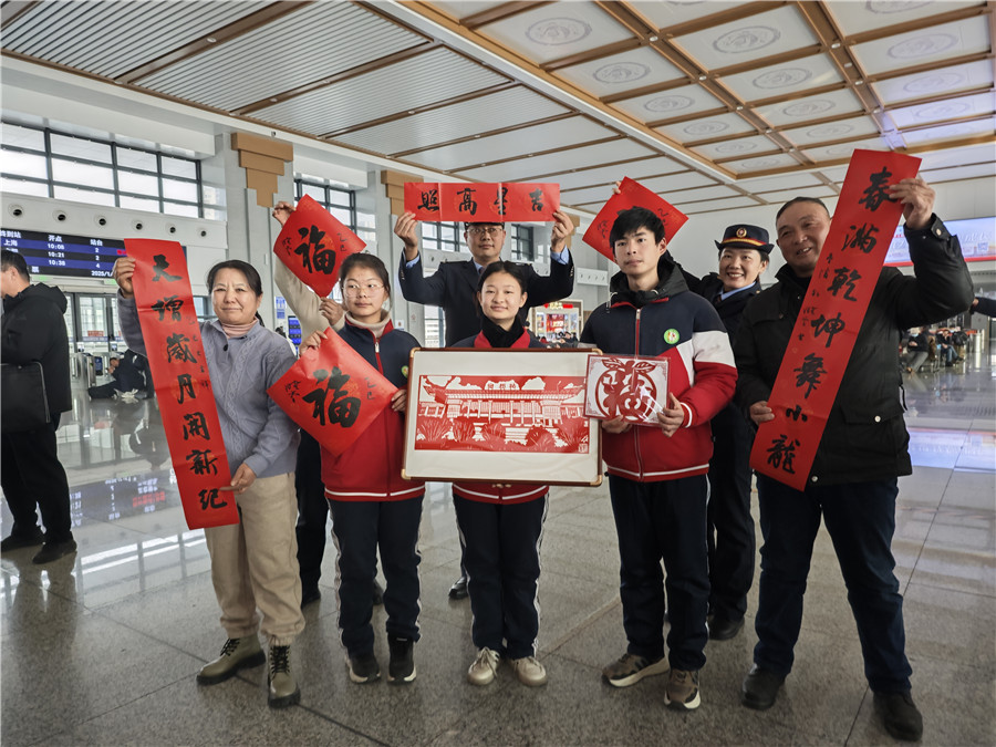 为旅客送春联送祝福。