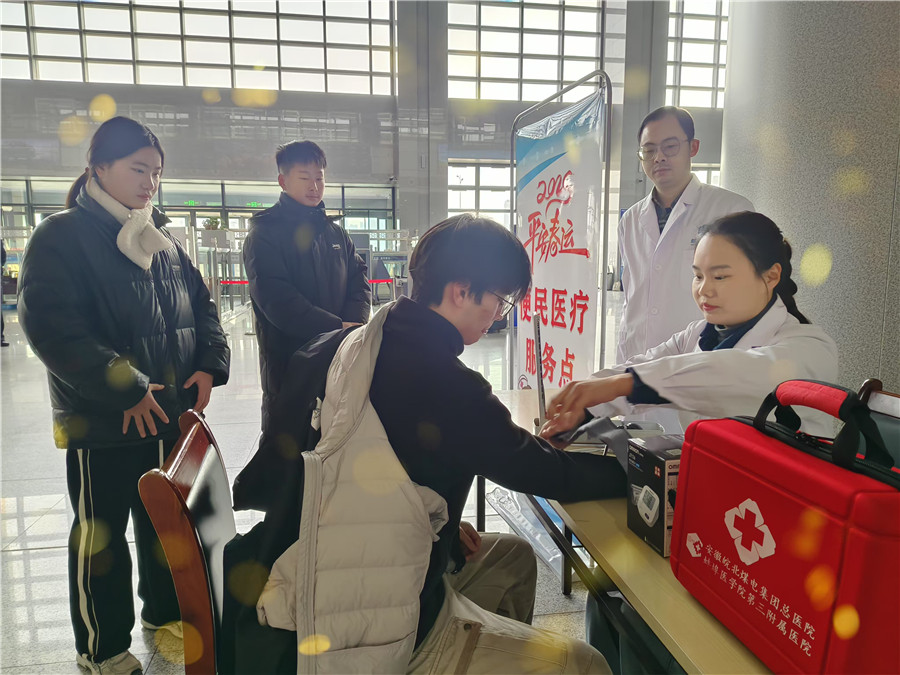 在候车室设置便民医疗服务点。