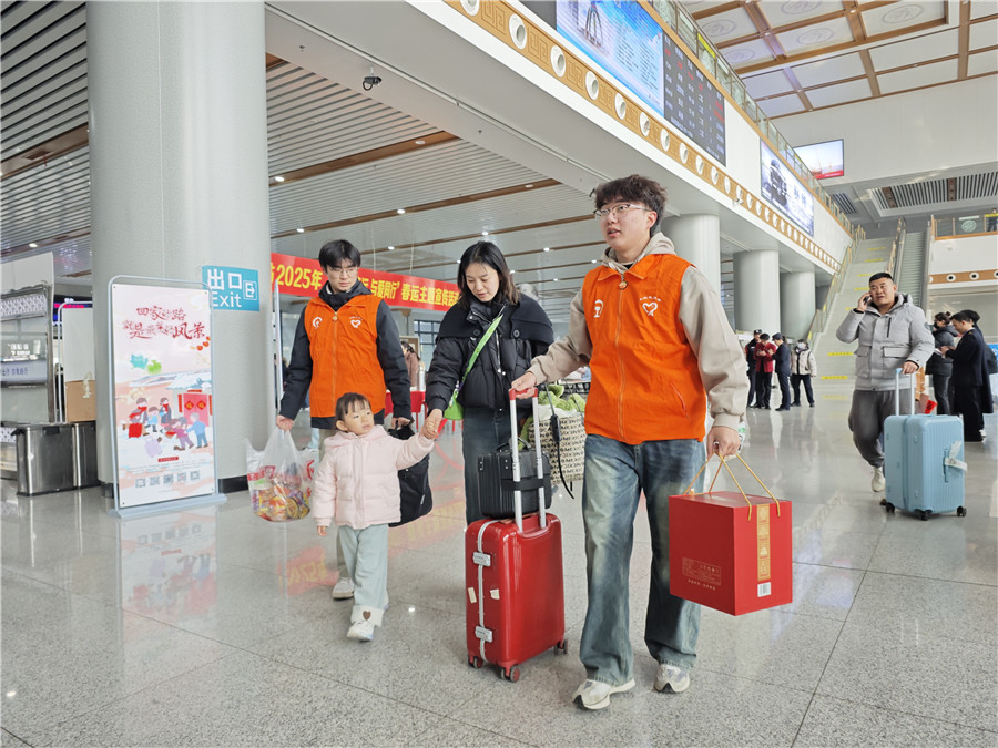 志愿者热情帮扶重点旅客温馨出行。