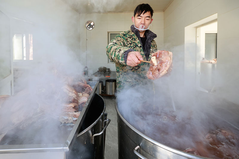 將洗淨的羊肉連皮帶骨放入鍋中大火煮開。