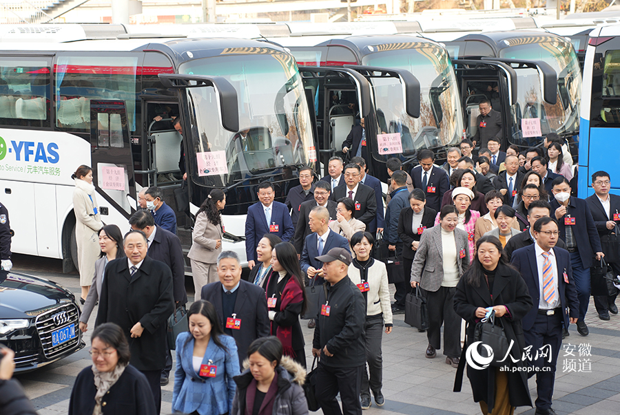 安徽省政協委員陸續抵達會場。人民網記者 王銳攝