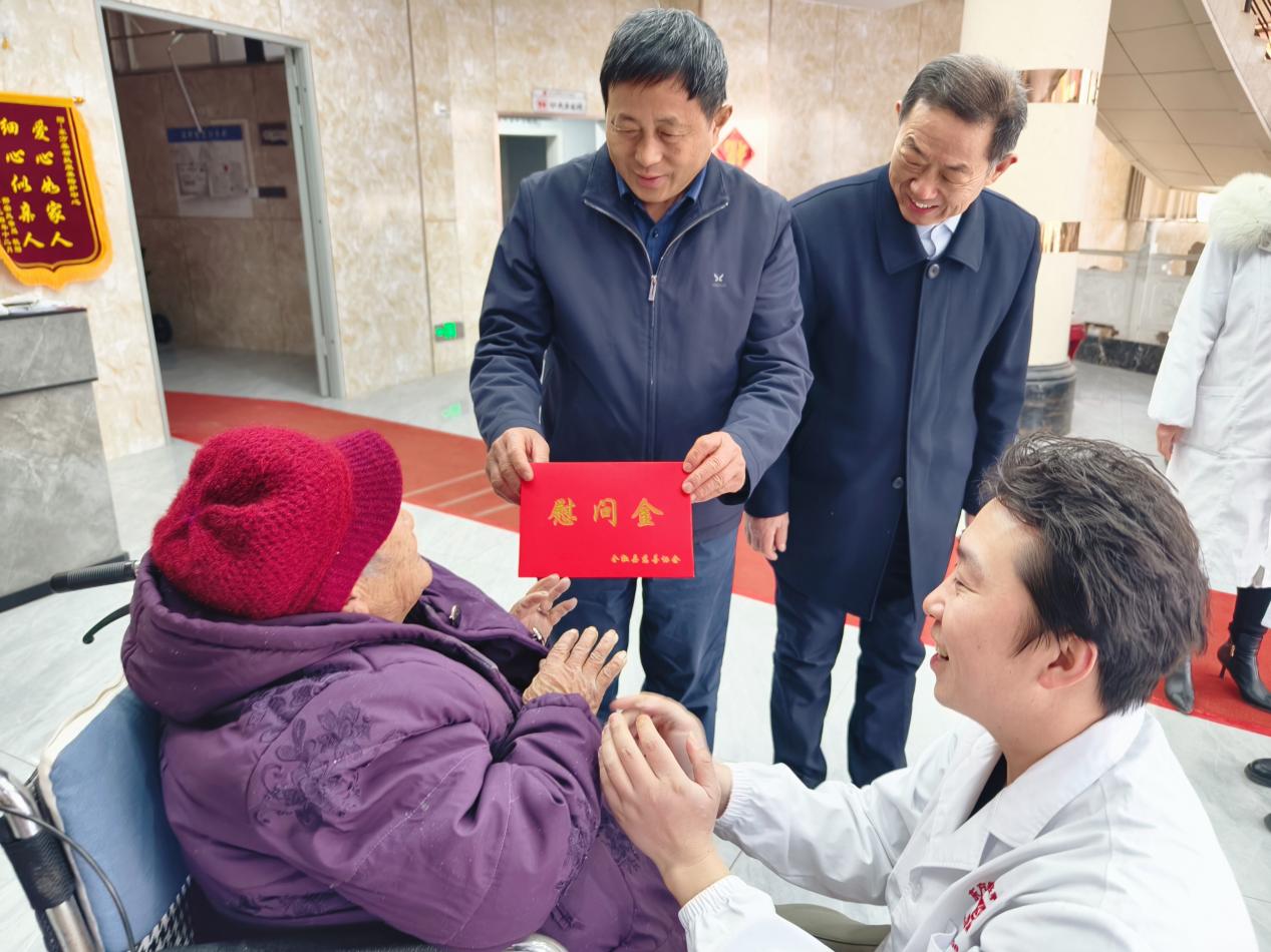 全椒县慈善协会到东方养帮扶养老院为老人送去慰问金。杨丁铜摄