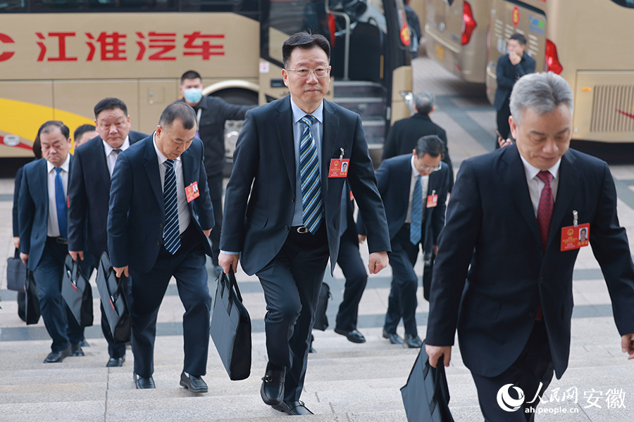 代表們步入會場。人民網記者 王曉飛攝