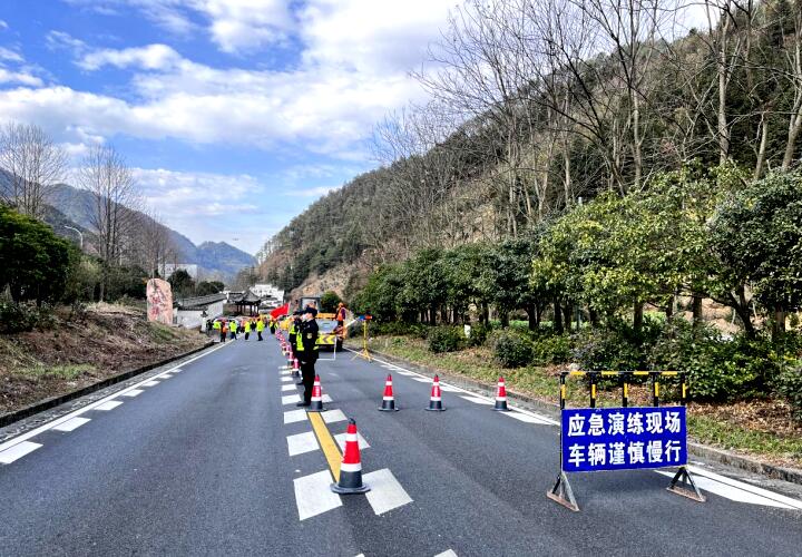 黄山交通公路人全力保障公路运营安全稳定。