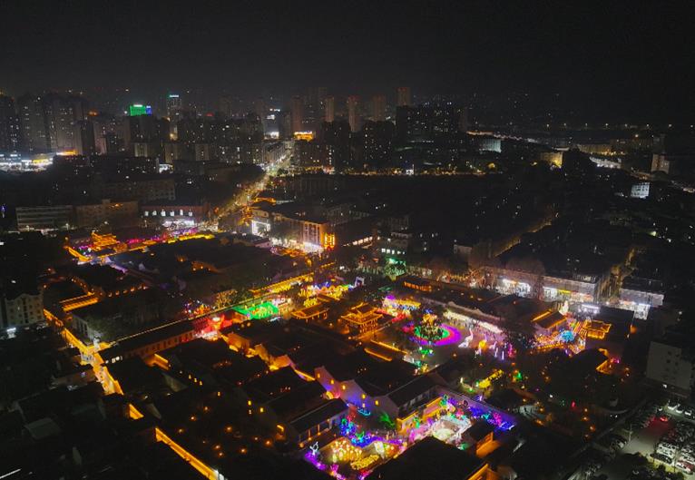 桐城六尺巷新春燈會夜景。