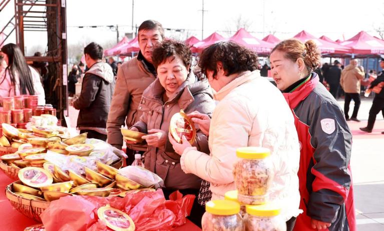 当地农产品现场销售。张蕊摄