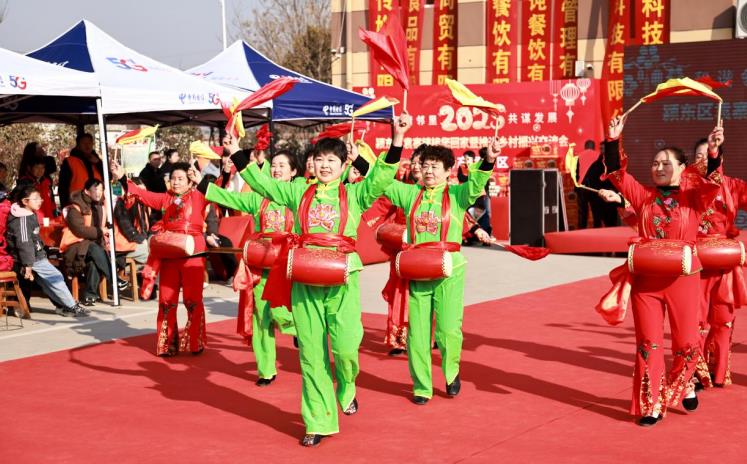 群众自导自演文艺节目。张蕊摄