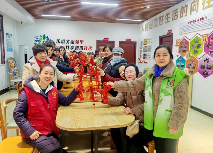 组织社区老人做手工。长丰县民政局供图