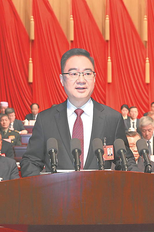 1月20日上午,省人民政府省长王清宪作《政府工作报告》。本报记者 杨竹 许昊 摄