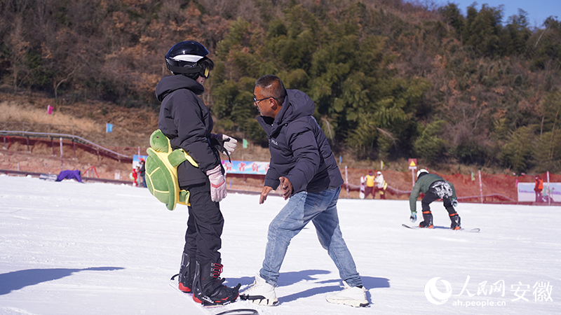 李良贵（右）在雪场教学。人民网 胡雨松摄.jpg