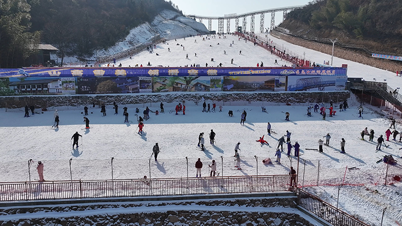 俯瞰莲花山滑雪场。受访者供图_proc.jpg