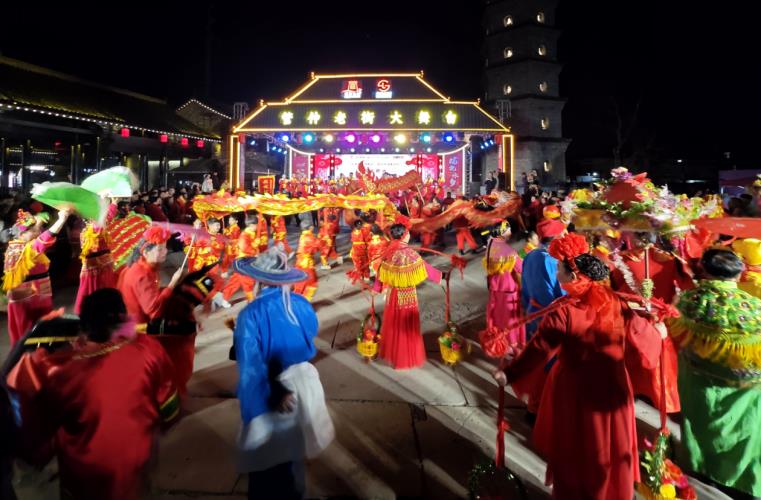 管仲老街民俗演出。
