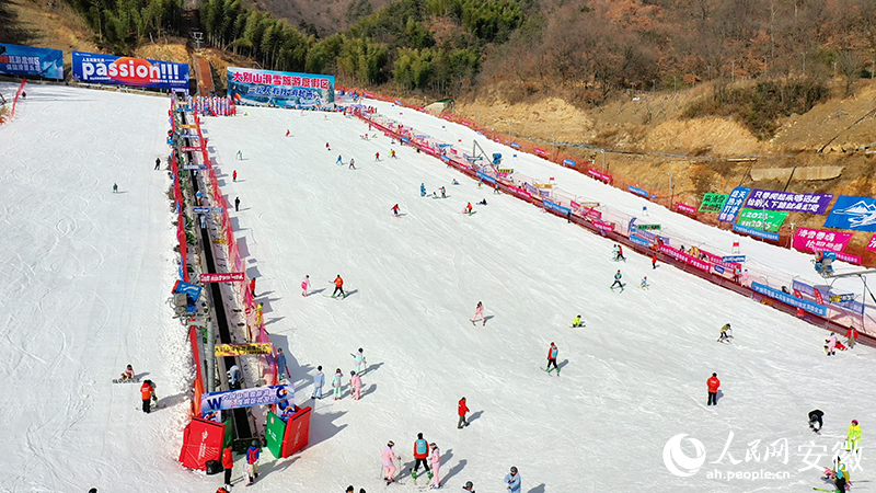 俯瞰大別山滑雪旅游度假區。人民網記者 陳若天攝.jpg