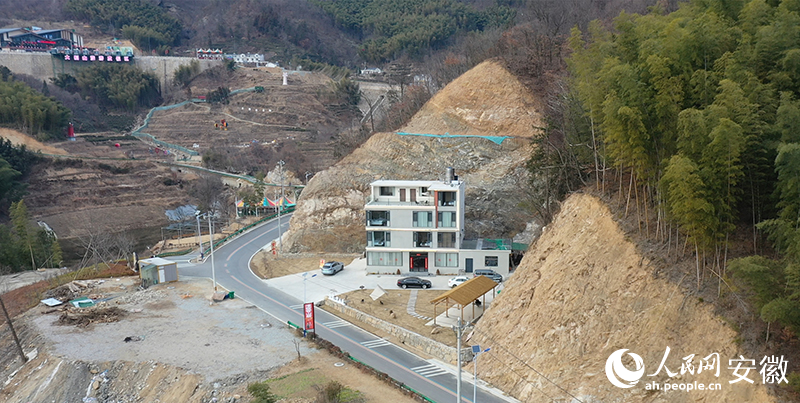 緊鄰滑雪場，何健家開啟扁擔沖第一家民宿。人民網記者 陳若天攝.jpg