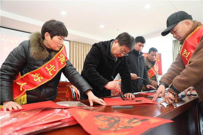 淮北市書法名家為道德模范和“身邊好人”書寫春聯。杜磊攝