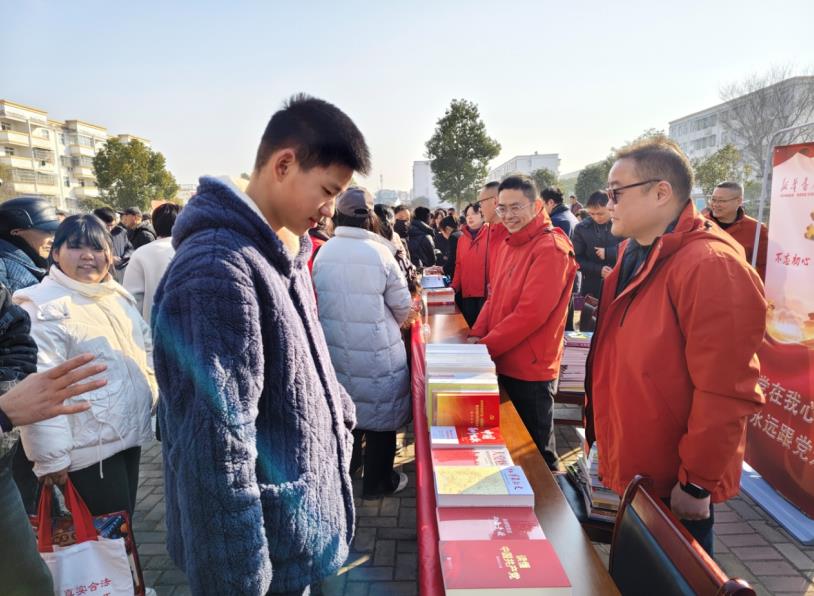 新华书店开展“文化赶大集”活动。王友唐摄