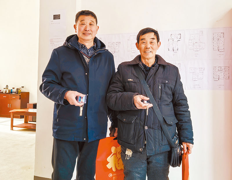 安置户喜领新房钥匙。