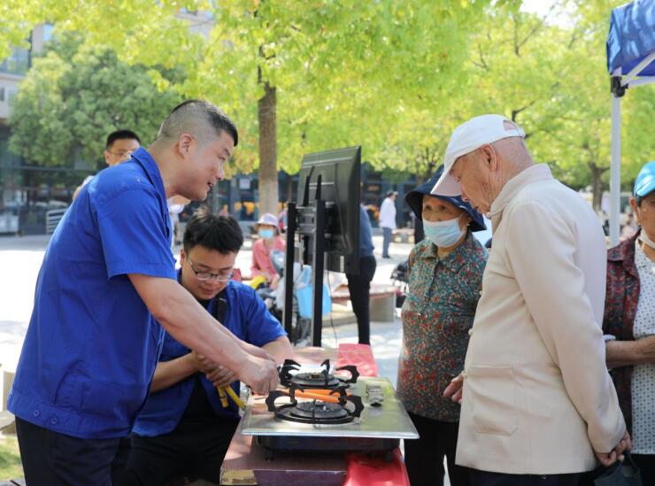 合燃华润燃气积极雷竞技平台推进餐饮场所“瓶改管”