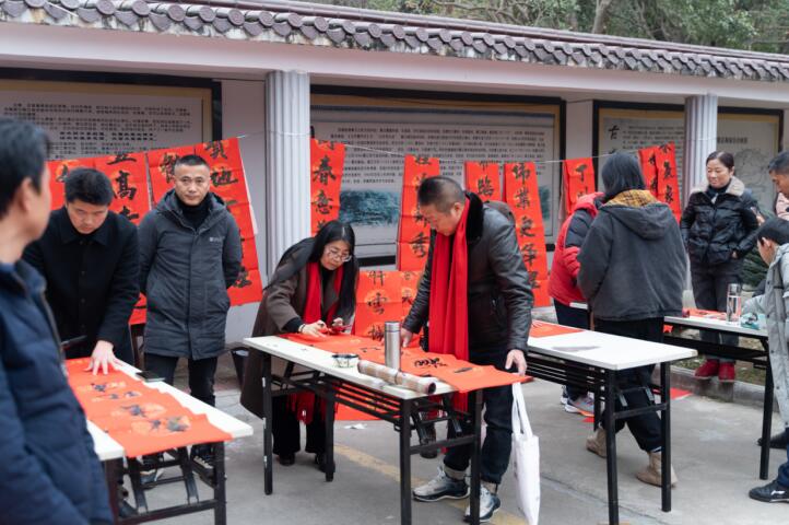 书法家徐世庆现场泼墨。