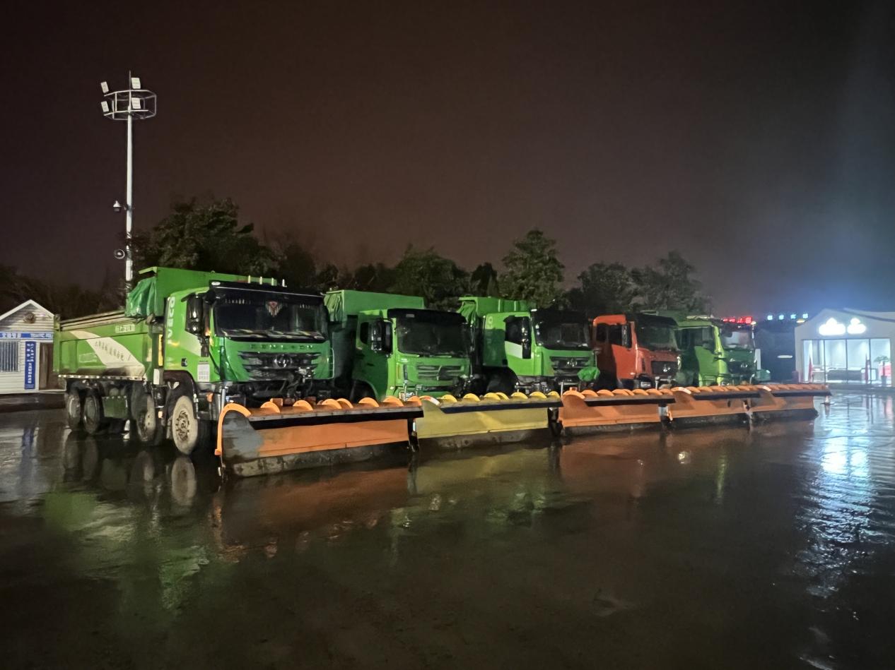 多功能除雪车严阵以待。六安西中心供图