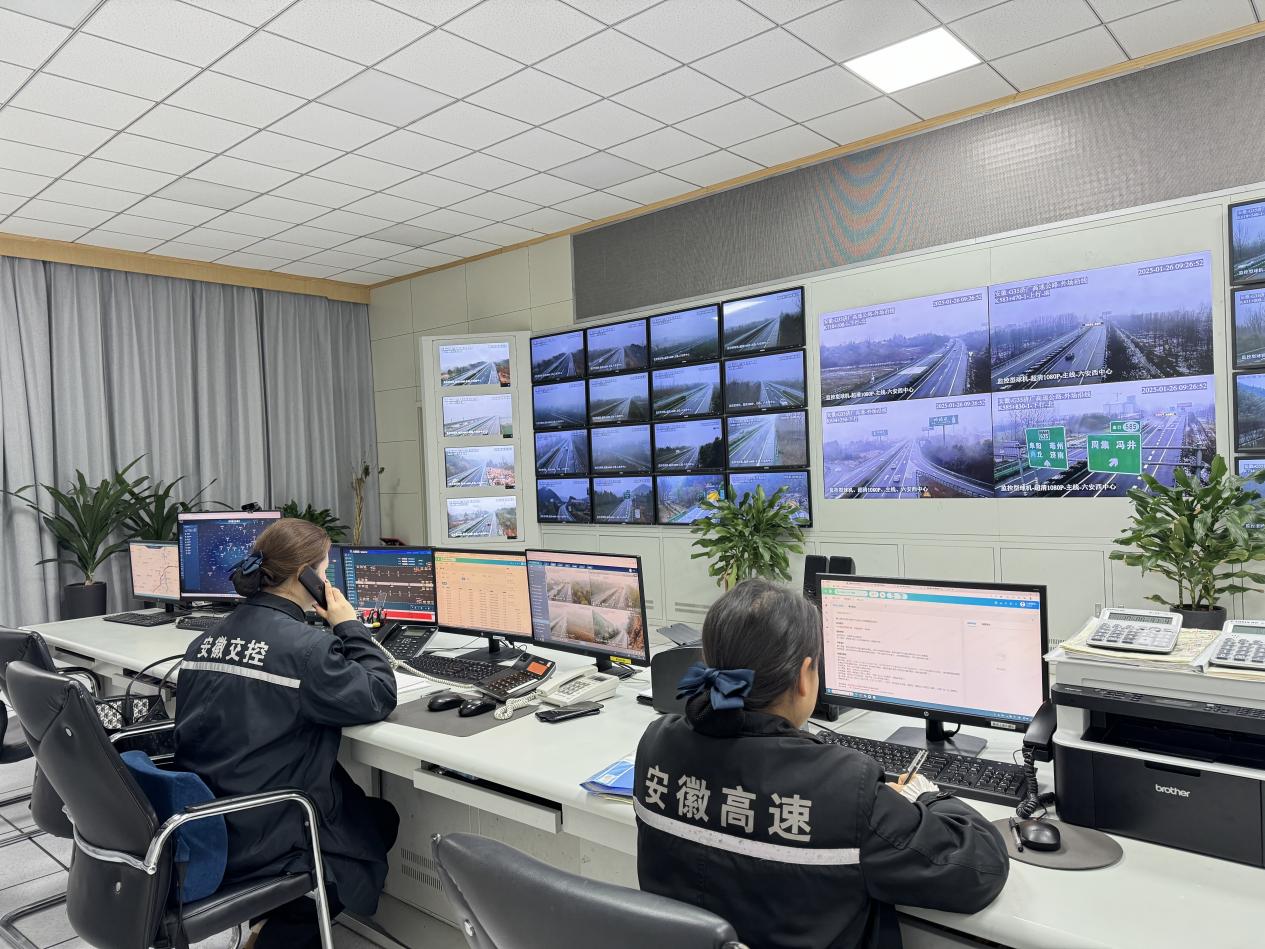 监控中心正在监控各路段路况。六安西中心供图