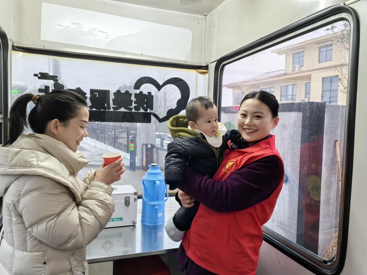 罗集收费站收费员张梅为滞留司乘提供暖心早饭。六安西中心供图