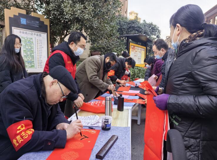 寫春聯活動火熱進行中。長豐縣雙墩鎮供圖