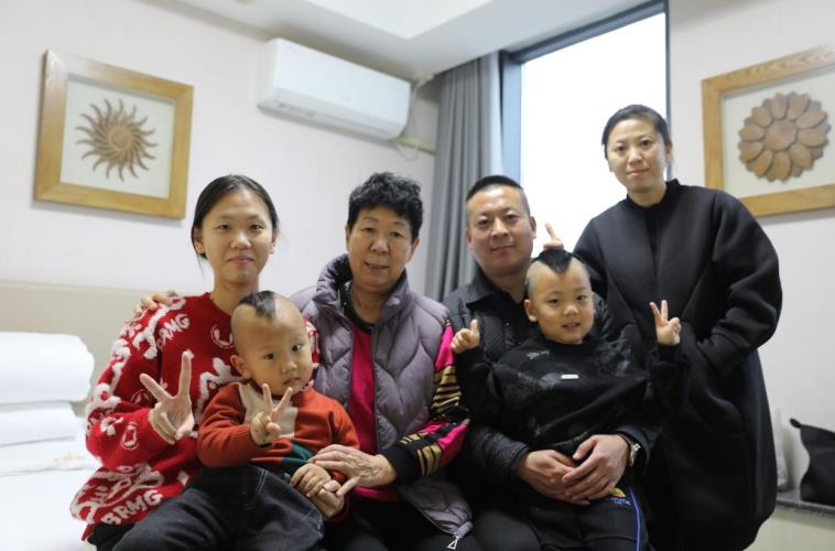 宋金柱和家人合影。