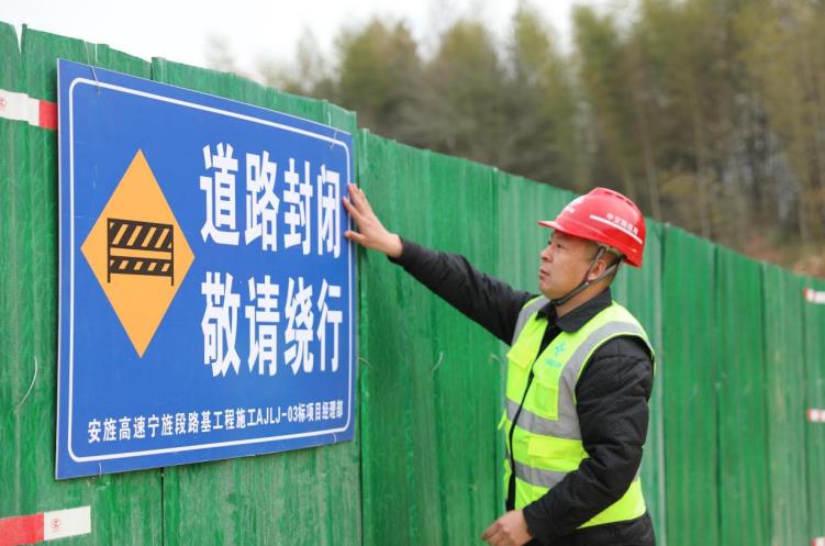 宋金柱检查挡路封挡设施。